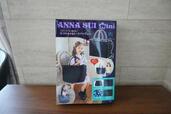 『ANNA SUI mini リバーシブルで使えるロゴキルトなトートバッグBOOK』発売日:2026年6月5日/価格:4,235円(税込)MOOK本 表側