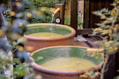 女性大浴場に設置された信楽焼きの壺風呂。温泉は湯量が豊富で肌あたりがやわらかいと評判。箱根湯寮 【神奈川・箱根・塔之澤】