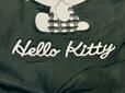 「Hello Kitty」のロゴ刺しゅうも！