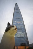 蚕室のロッテワールドタワーのふもとに現われた巨大猫、その名も「ジャイアント・キャット」。SKテレコムARアプリの宣伝キャラクターで、10月30日までここにいる予定