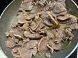 【ロピアの豚タン焼肉用（米国産）】火が通るにつれて柔らかくなり、ジューシーさが増してきます！見た目も美味しそうで、早く食べたくなります◎