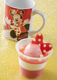 ヨーグルト＆ラズベリームース、スーベニアカップ付き 800円｜スウィートハート・カフェ｜東京ディズニーランド「ベリー・ベリー・ミニー！」スペシャルメニュー
