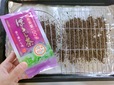 【ダイソー ほうじ茶】スモーカーがなくても、天板に茶葉を広げて焼くことで香りづけに