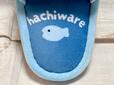 足裏に触れる部分は、甲部分より少し濃いブルー。「hachiware」のロゴとお魚のイラストがプリントされています