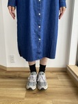 【無印良品 洗いざらし デニム長袖シャツワンピース】身長165センチ・Lサイズ着用。裾はふくらはぎよりやや下のあたりです