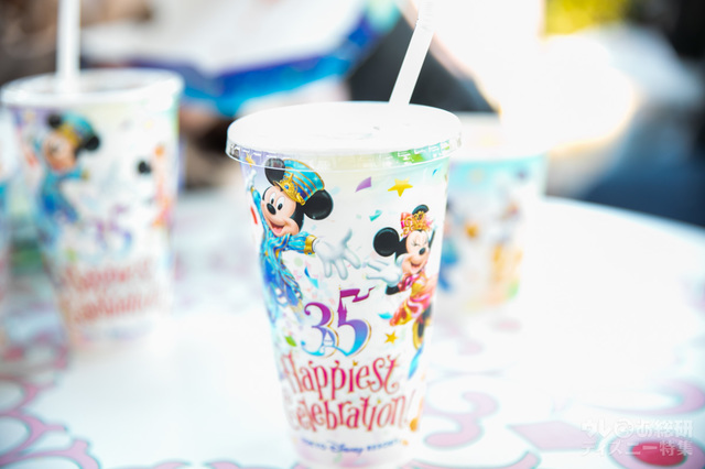 ドリンクは、35周年イベント限定デザインのカップに。