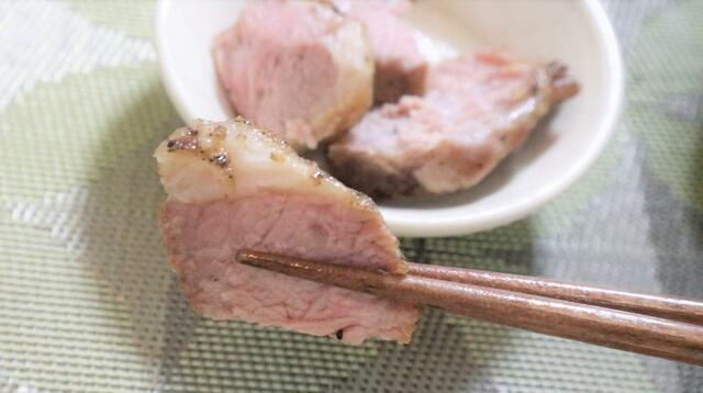 【ソト(SOTO) 燻家 スモークハウス】中はきれいなロゼ色、旨味がじゅわっと凝縮