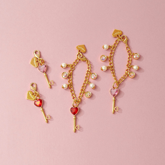 ファスナーチャーム ¥3,850、バッグチャーム ¥5,500【Samantha Thavasa Petit Choice「バレンタインコレクション」】