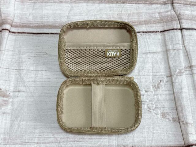 【カルディ ネコの日バッグ/オリジナル ガジェットケース】内側はメッシュポケットとゴムバンド仕様。イヤホンやケーブル類をすっきり収納できます