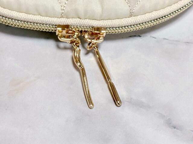 Wファスナー仕様。引き手のチャームに注目です！