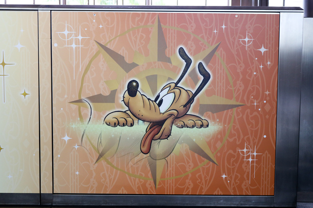 駅のホームドア ©Disney