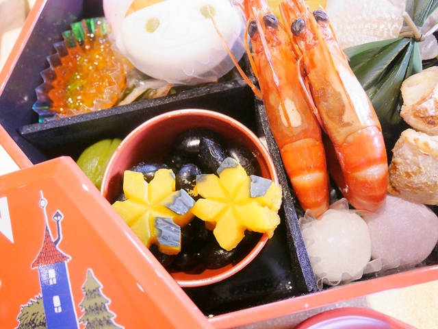 おせち・二段重「ムーミン」｜さっぱりした味付けの黒豆にお花型のかぼちゃをあしらって