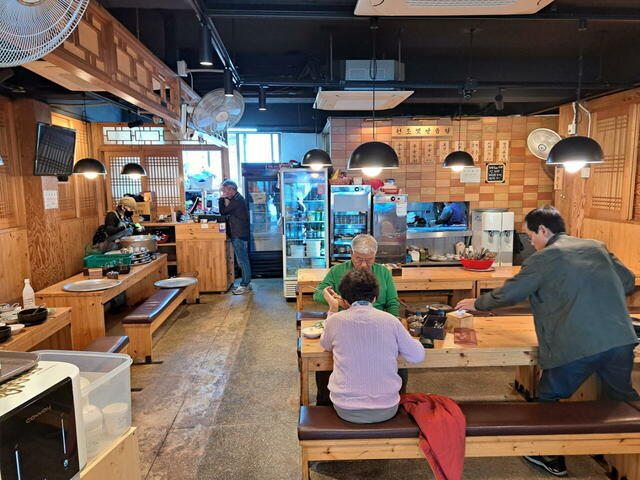 「元祖イェンナルコムタン」の店内。土日やジャンナルは混むので12時～13時は避けるとよい