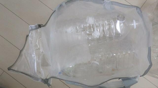 【3COINS クリアボックスバッグ縦:L】空きペットボトル500mlが20本、2Lが2本