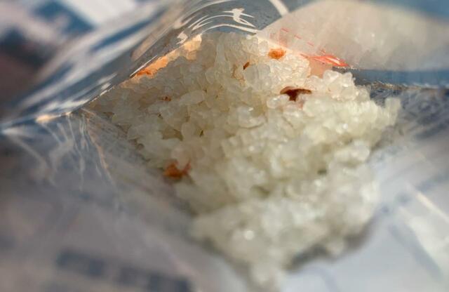 【JAXA 宇宙飯】のぞいてみると、お米に鮭が混ざっています