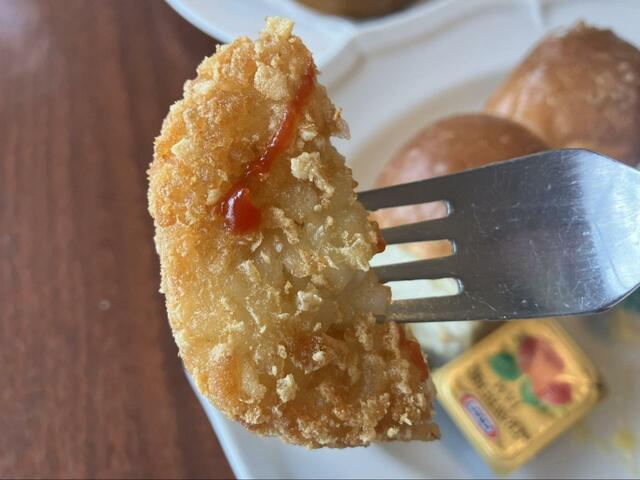 【ロイヤルホスト　ロイヤルホストモーニング～オニオングラタンスープ・サラダ付～】ケチャップをつけると味の深みが出るハッシュドポテト