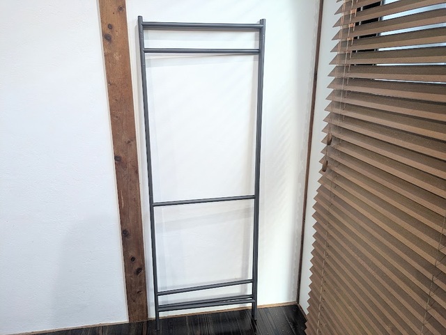 【ニトリ　スリムに収納できるパネル物干しスタンド】折りたたむと厚みは約4cmほど！家具のすき間やクローゼットの端にもスッと収まります◎