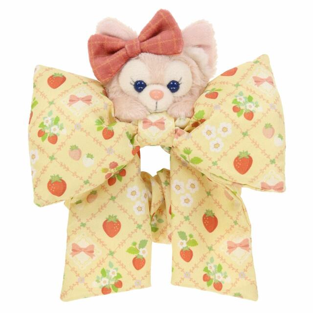 シュシュ 2,300円｜東京ディズニーリゾート「ダッフィー＆フレンズのハートフェルト・ストロベリーギフト」スペシャルグッズ｜販売店舗：東京ディズニーシー「マクダックス・デパートメントストア」｜発売日：2024年1月15日（月）