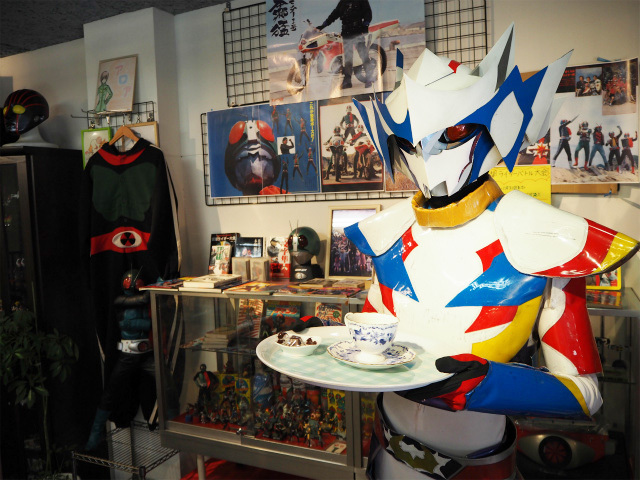 スーパーヒーローがコーヒーを運んでくれる特撮カフェ