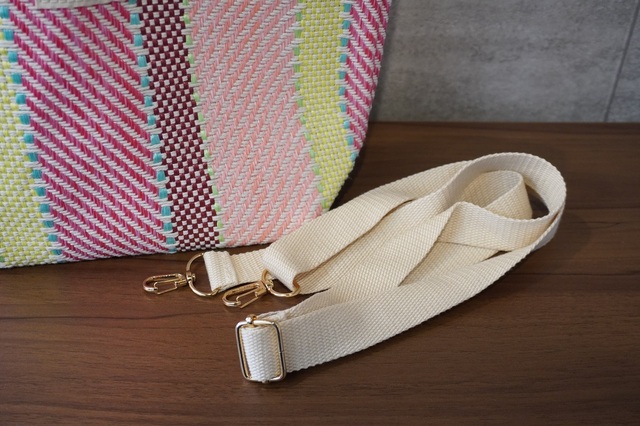 取り外しできるショルダーストラップ