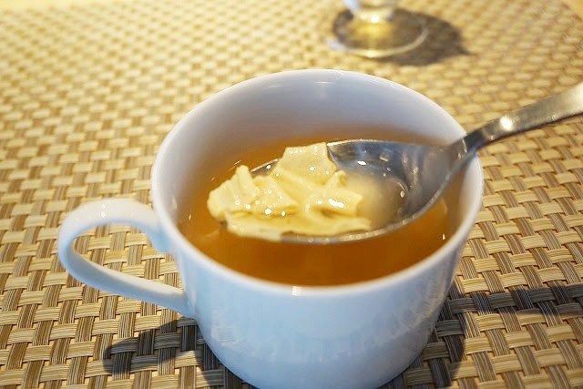 玉子入りの優しいコンソメスープ