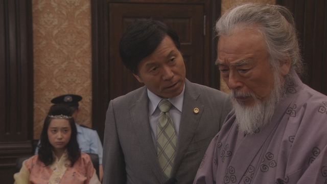 「浦島太郎」裁判（2016）で証人として法廷に立った浦島太郎（横内正）と、乙姫（清水くるみ）の弁護人(平田満）