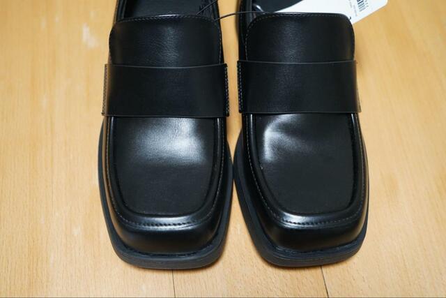 【GU　ボリュームソールローファー+E】カラーは「09 BLACK」と「30 NATURAL」の2色展開です