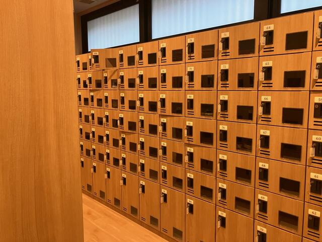 エントランスすぐ隣にある鍵付きの靴箱