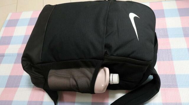 【NIKE（ナイキ） ブラジリア バックパック M】両サイドには深めのメッシュポケットも。片方にはフック付コードがあり、もう片方は口ゴム仕様で折りたたみ傘などを固定できます