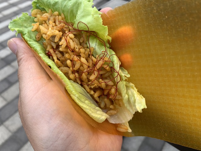 レタスとドライカレーをベジタブルシートにのせて