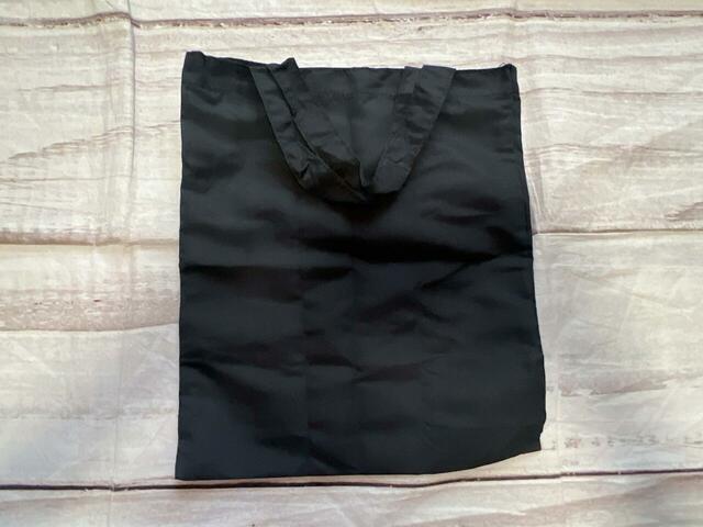 バッグを折りたたんでポーチに収納できます。まずは持ち手を畳みます