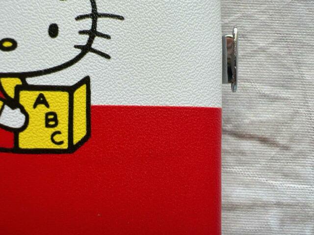 キティちゃんらしい、ホワイトとレッドのツートーンカラー