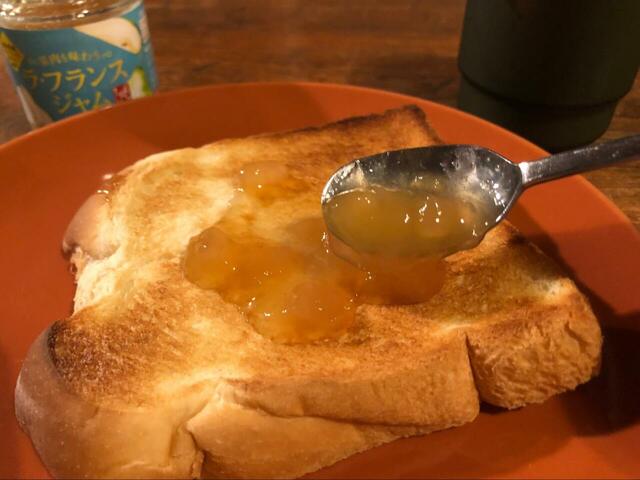 【カルディコーヒーファーム　果肉を味わうラ・フランスジャム】軽くトーストしたパンにたっぷりジャムを塗っていきます