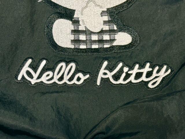 「Hello Kitty」のロゴ刺しゅうも!