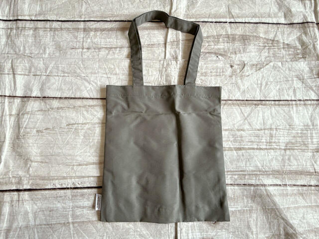 バックは装飾がないシンプルな無地