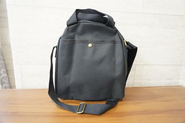 後ろから見たところ【星野リゾート ガバッと開く超優秀ショルダーバッグ】