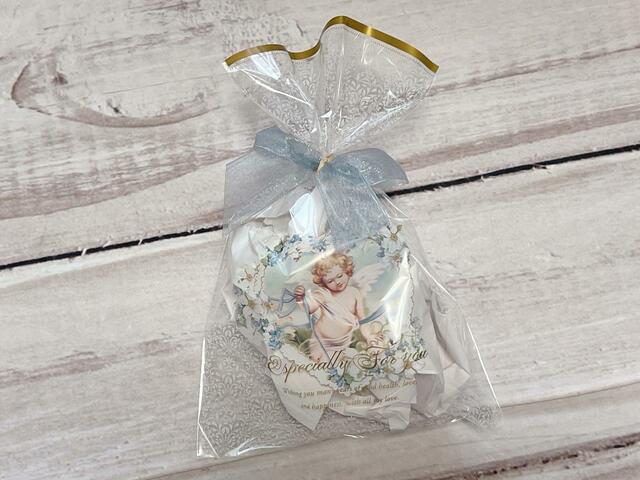 リボンタイをつけるだけでかわいいラッピングに♪