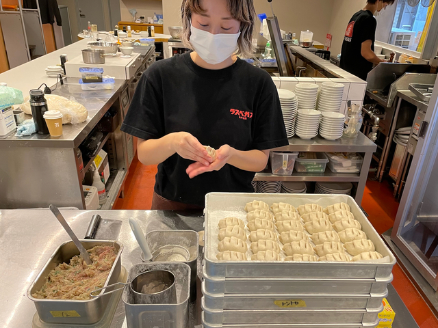 餃子のラスベガス開店前に餃子を用意するが、足りなくなると営業中も餡を包む