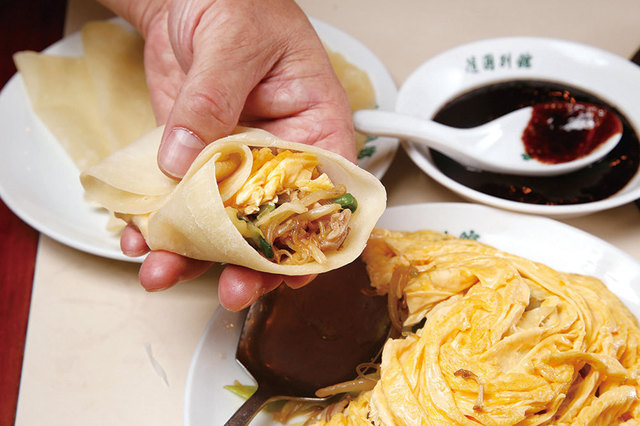 按田餃子　野菜の五目炒め卵焼きかけ　1200円（税別） 薄餅　1枚50円（税別）