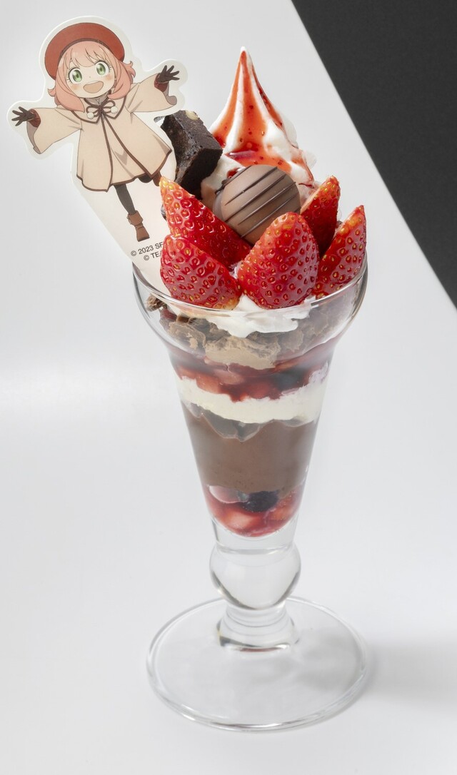 アーニャのいちごショコラパフェ~機密情報入りチョコレートのせ~ 909円(税込1,000円)