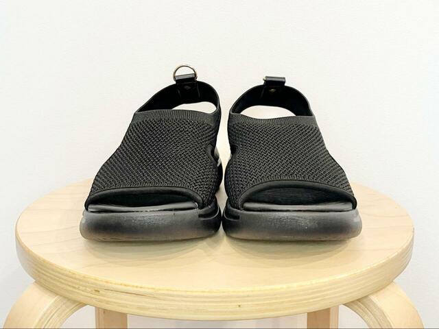 【GLOBAL WORK らくっションフィットサンダル】薄く見える甲部分も、ニット素材が伸縮するので甲高さんも安心