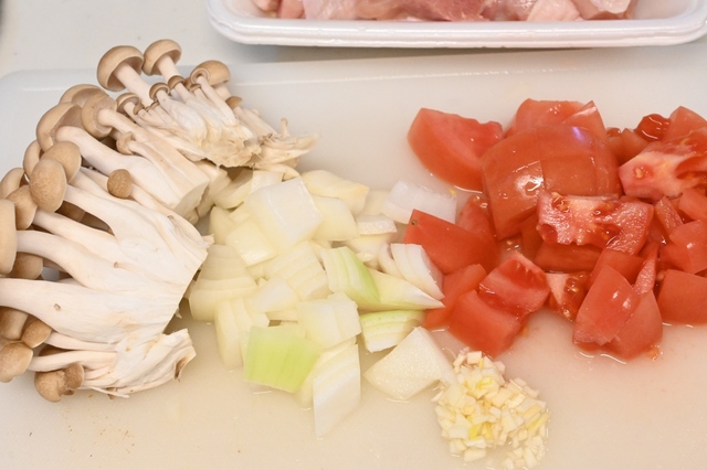 【低温調理レシピ「鶏肉のトマト煮」】野菜をカットします