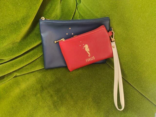 ホワイトのストラップがついているので持ち運びも便利