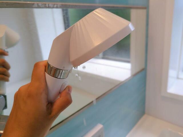 【アイリスオーヤマ  MiCOLA ウルトラファインバブル クレンジングシャワーヘッド】止水ボタンは子どもが扱えるほど軽いタッチで使えます