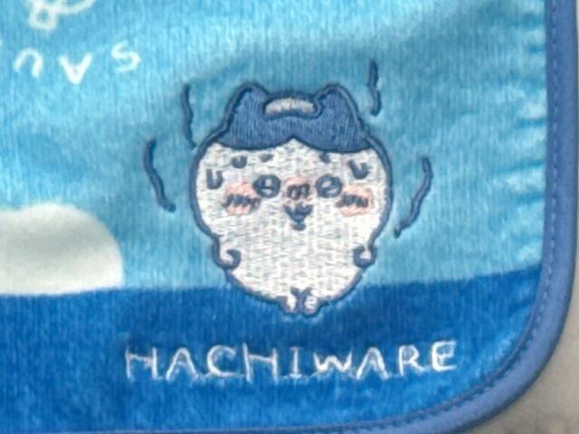 ハチワレの刺繍入り。クオリティの高さに感動。ちょこんと座る姿が愛らしい♪