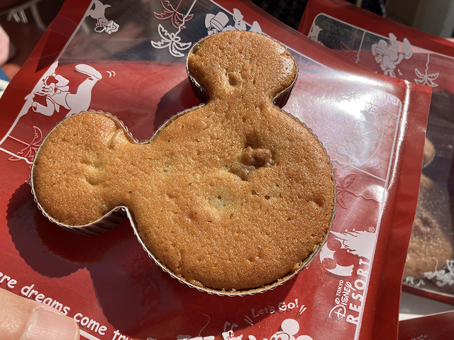 こちらが「バナナ＆クルミマフィン」380円。ミッキー型が可愛い♪