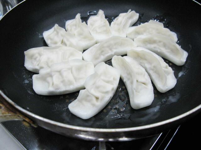 今回は本格中華風に円形に並べていきます。ちゃんと羽根ができるのかどうか？