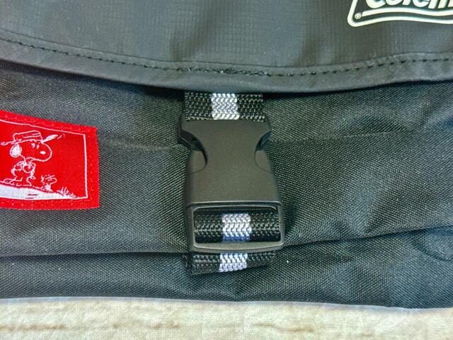 フラップはベルトで開閉する仕様