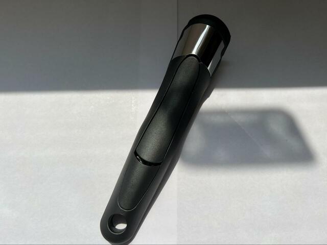 【アイリスオーヤマ TERACOAT 深型9点セット】グリップを握ることでフライパンに固定