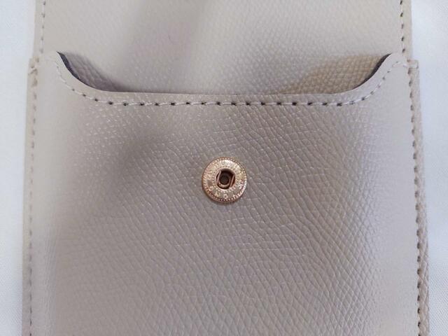 表には、スマホが入るポケットつき